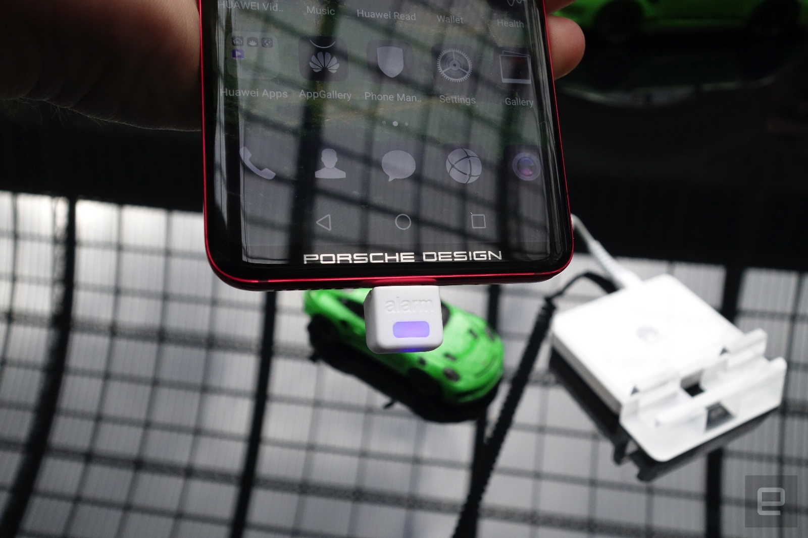 Cận cảnh Huawei Mate RS Porsche Design 60 triệu:
Sang trọng, vân tay kép, không tai thỏ