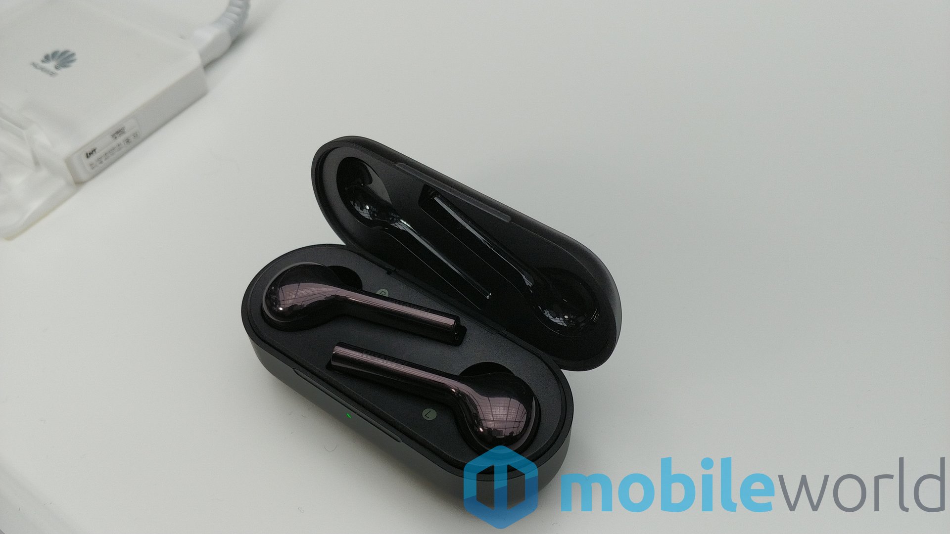 Huawei ra mắt
tai nghe không dây FreeBuds với 2 màu trắng và đen, thời pin
hơn gấp đôi Apple AirPods