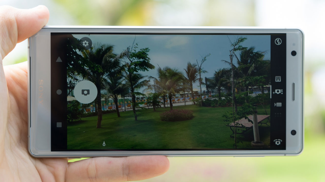 Sony chính thức trình làng Xperia XZ2 tại Việt
Nam: Thiết kế mới, màn hình 18:9 HDR, giá 19.990.000VNĐ