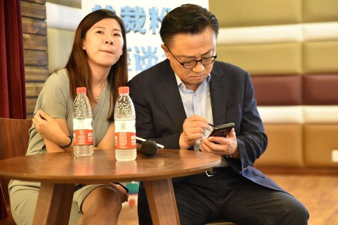 CEO Samsung bất ngờ
bị bắt gặp sử dụng Galaxy Note 9 tại nơi công cộng