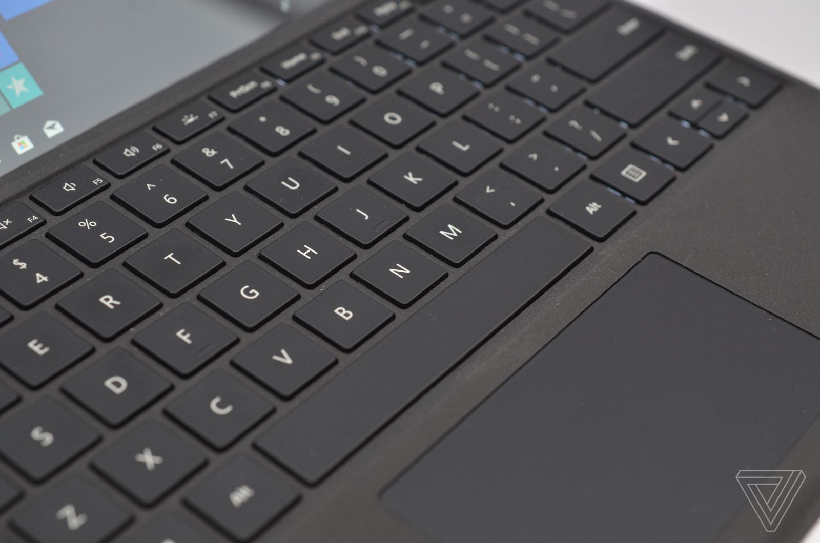 Trên tay Surface Pro 6 phiên bản màu đen nhám,
nâng cấp đến từ bên trong