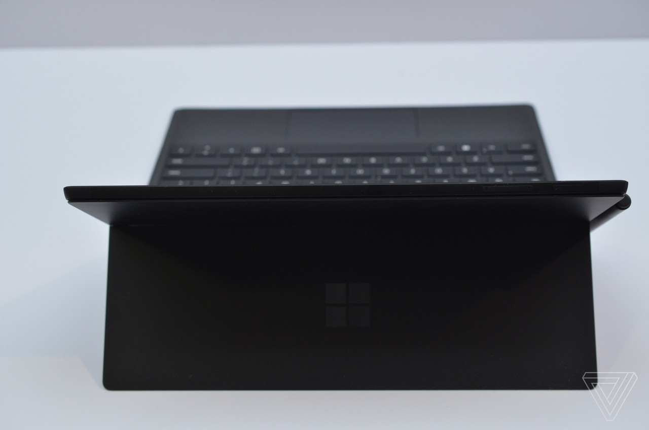 Trên tay Surface Pro
6 phiên bản màu đen nhám,
nâng cấp đến từ bên trong