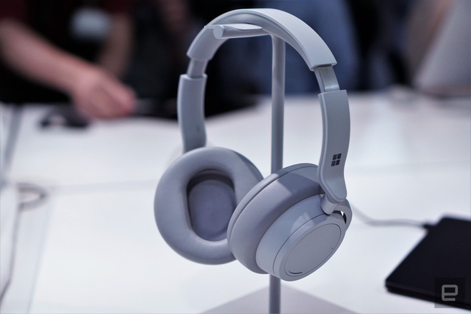 Hình ảnh cận cảnh tai
nghe không dây Surface Headphones mới của Microsoft