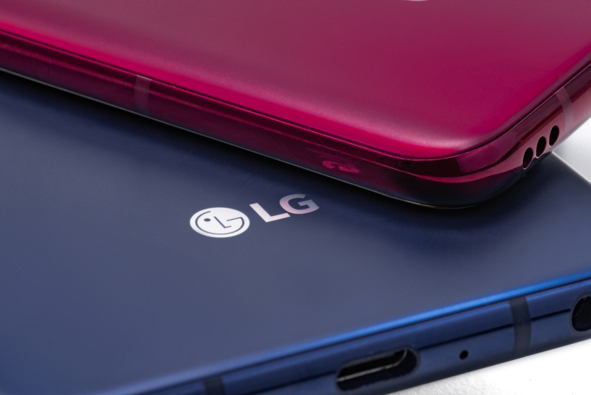 LG V40 ThinQ chính
thức được ra mắt với 3 camera sau, Snapdragon 845, RAM 6GB,
giá 21 triệu