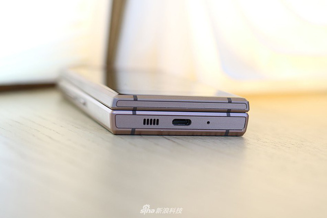 Cận cảnh Samsung W2019: Smartphone nắp gập giá
gấp đôi iPhone XS Max của Apple