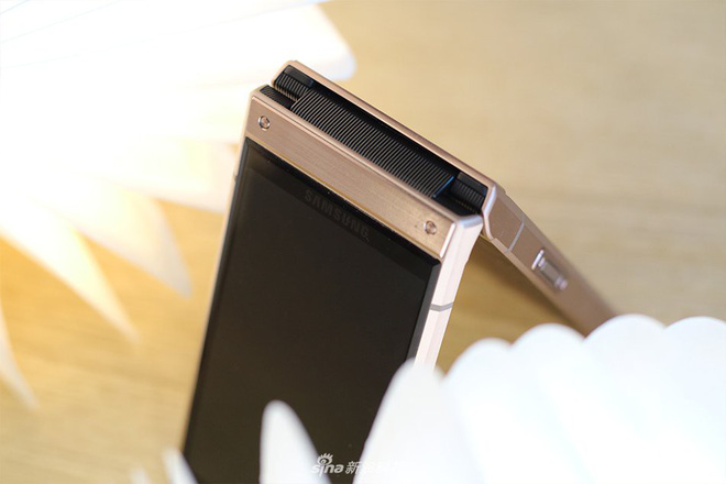 Cận cảnh Samsung
W2019: Smartphone nắp gập giá gấp đôi iPhone XS Max của
Apple