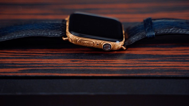 Cùng ngắm phiên bản
Apple Watch Series 4 mạ vàng sang chảnh, trị giá tới 2.200
USD