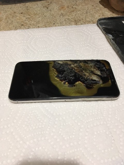 iPhone Xs Max mới mua
chưa đầy một tháng đột nhiên bốc cháy khi đang để trong túi
quần