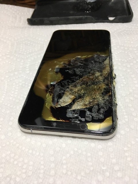 iPhone Xs Max mới mua
chưa đầy một tháng đột nhiên bốc cháy khi đang để trong túi
quần