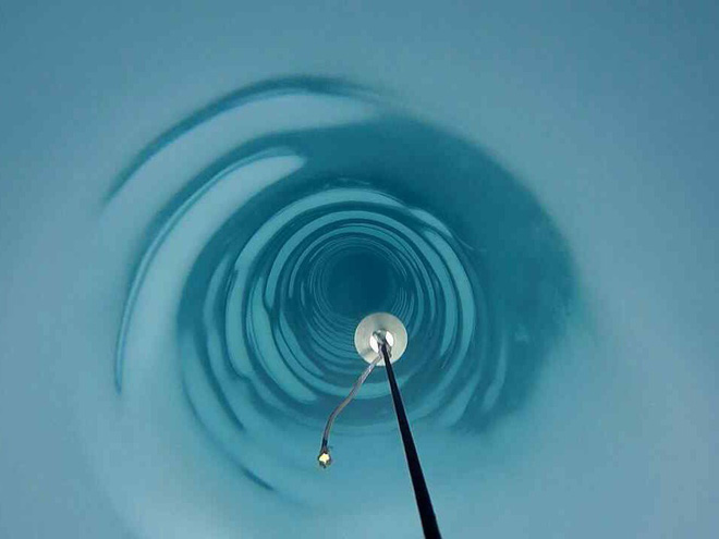Dùng khoan nước nóng,
các nhà khoa học khoan được hố sâu kỷ lục tại Nam Cực: tận
2.152 mét!