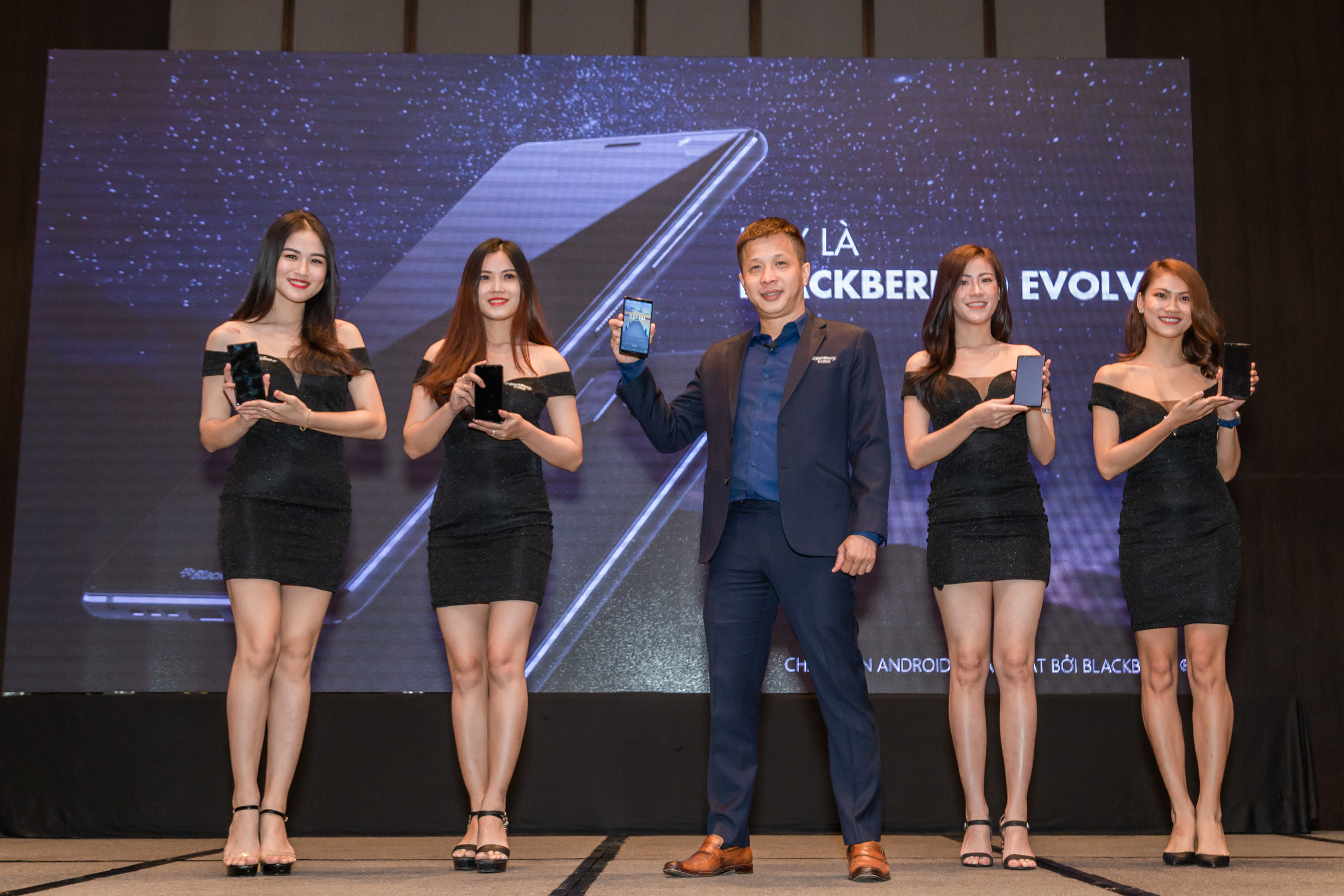 BlackBerry Evolve chính thức trình làng tại Việt Nam:
Smartphone full cảm ứng, siêu bảo mật, giá 8 triệu