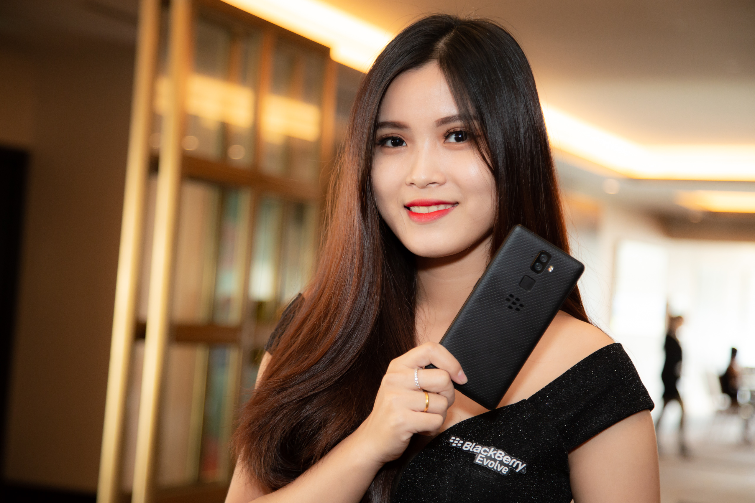 BlackBerry Evolve chính thức trình làng tại Việt
Nam: Smartphone full cảm ứng, siêu bảo mật, giá 8 triệu