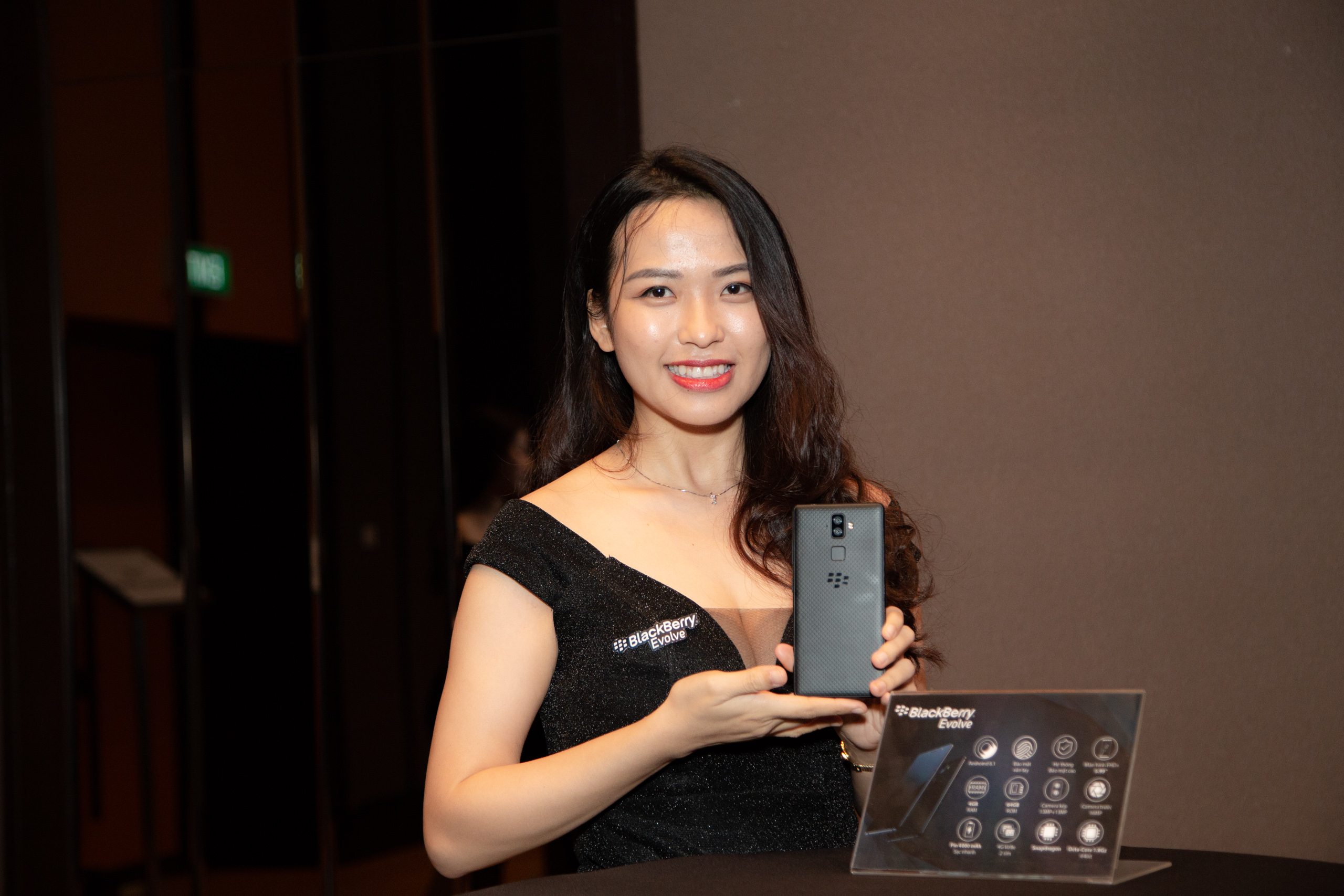 BlackBerry Evolve chính thức trình làng tại Việt
Nam: Smartphone full cảm ứng, siêu bảo mật, giá 8 triệu