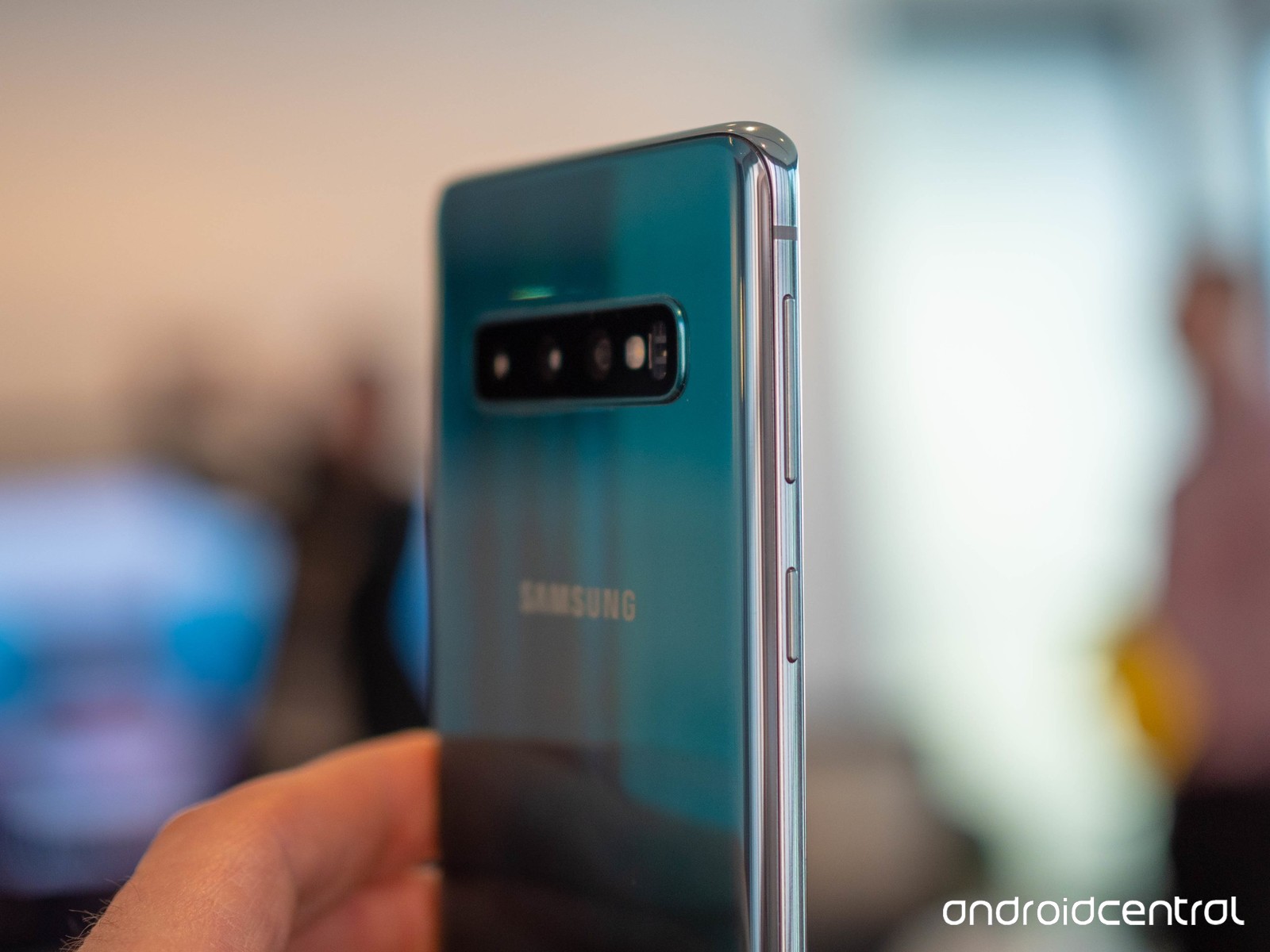 Samsung ra mắt Galaxy S10/S10+: Camera và vân
tay siêu âm trong màn hình, 3 camera sau, giá từ 21 triệu
