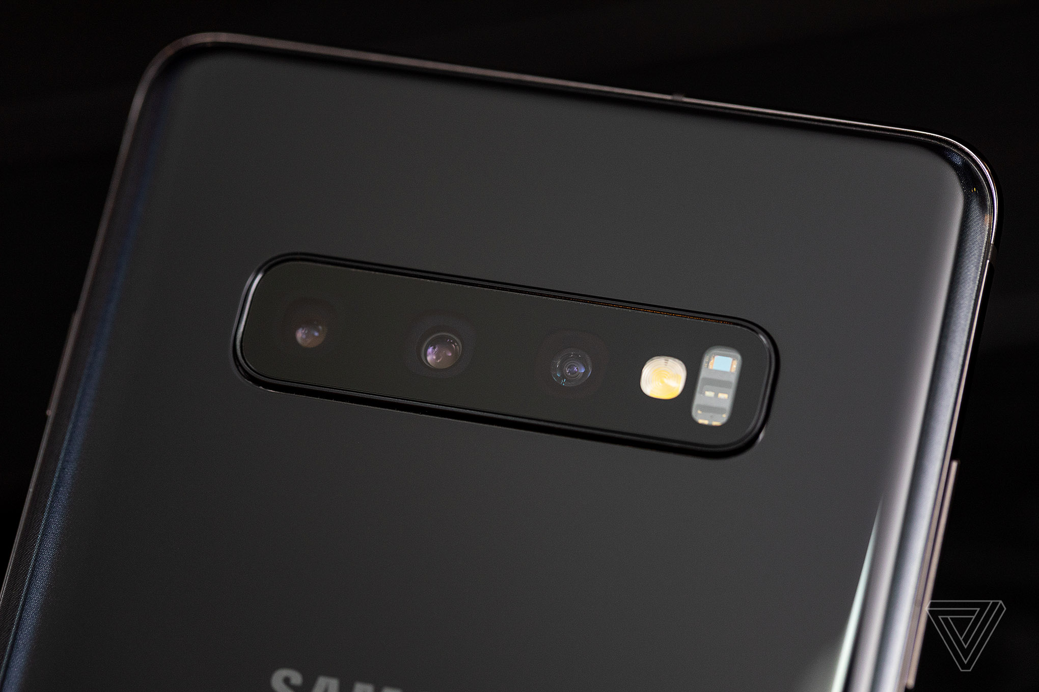 Samsung ra mắt Galaxy S10/S10+: Camera và vân
tay siêu âm trong màn hình, 3 camera sau, giá từ 21 triệu