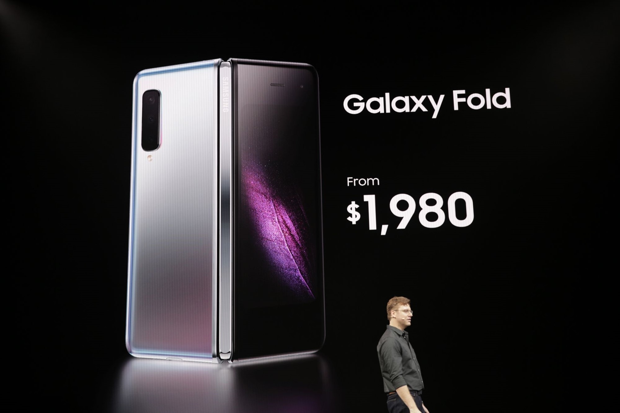 Galaxy Fold:
smartphone màn hình gập đầu tiên của Samsung chính thức ra
mắt, giá 46 triệu đồng