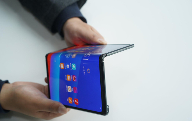 [MWC 2019] Oppo công
bố smartphone màn hình gập của mình với thiết kế tương tự
Huawei Mate X