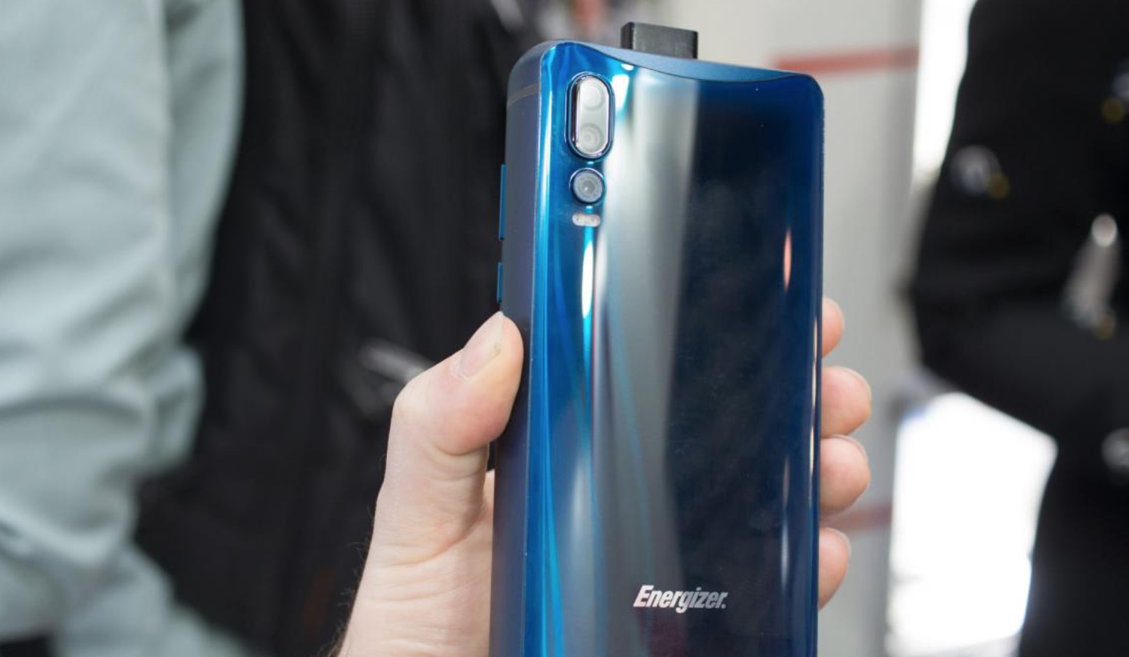 [MWC 2019] Energizer trình làng Power Max 18K Pop:
Smartphone pin siêu khủng 18000 mAh, dày gần 2cm, sạc 9
tiếng đầy, giá 16 triệu