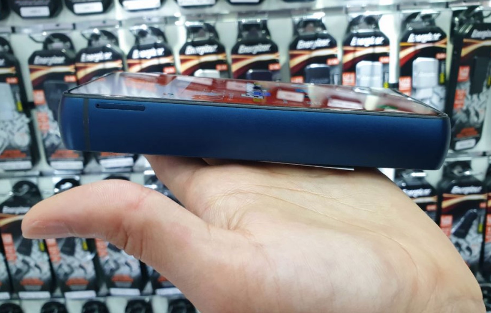 [MWC 2019] Energizer trình làng Power Max 18K
Pop: Smartphone pin siêu khủng 18000 mAh, dày gần 2cm, sạc 9
tiếng đầy, giá 16 triệu