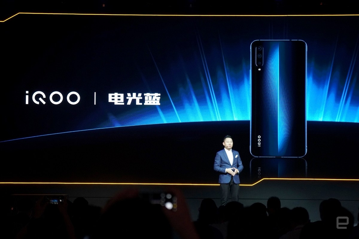 Vivo trình làng
smartphone dành cho game thủ iQOO với Snapdragon 855, sạc
nhanh 44W, RAM 6/12GB, giá từ 10.5 triệu