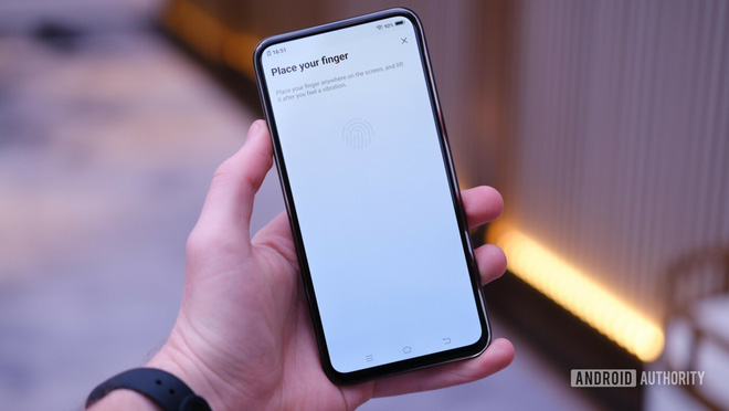 Cận cảnh Vivo APEX
2019: Smartphone không cổng sạc, không nút bấm với cảm biến
vân tay toàn màn hình, chạm vào đâu cũng có thể mở khóa