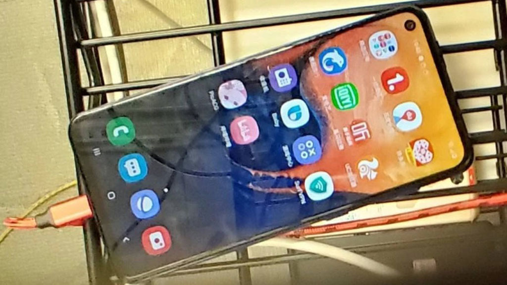 Rò rỉ hình ảnh thực tế smartphone Galaxy A60 và thông số cấu hình với màn hình infinity-O, Snapdragon 675