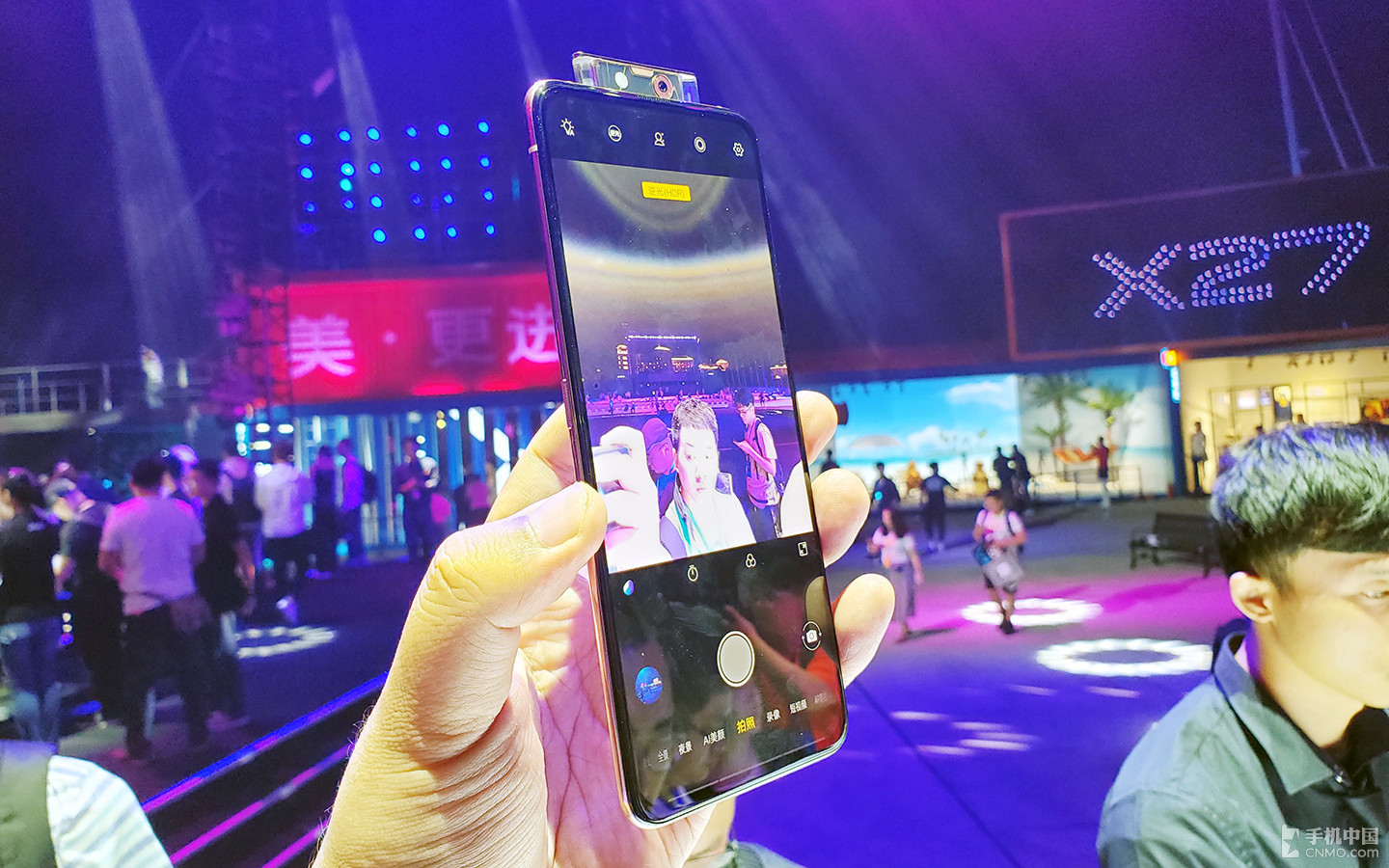 Vivo X27 và X27 Pro
ra mắt với camera selfie thò thụt, 3 camera sau, Snapdragon
710, 8GB RAM, giá 12.5 triệu