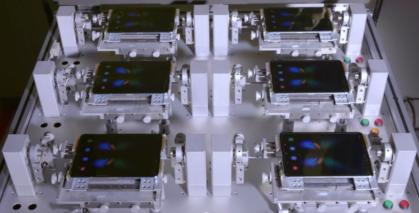 Samsung tung video
thử nghiệm độ bền của Galaxy Fold, mà hình có thể gập
200.000 ngàn lần cũng không bị gì