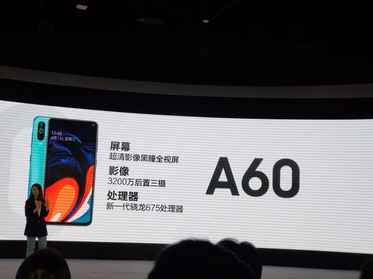 Samsung ra mắt Galaxy A60 với công nghệ truyền
âm qua màn hình, Snapdragon 675, 6GB RAM, giá 7 triệu đồng