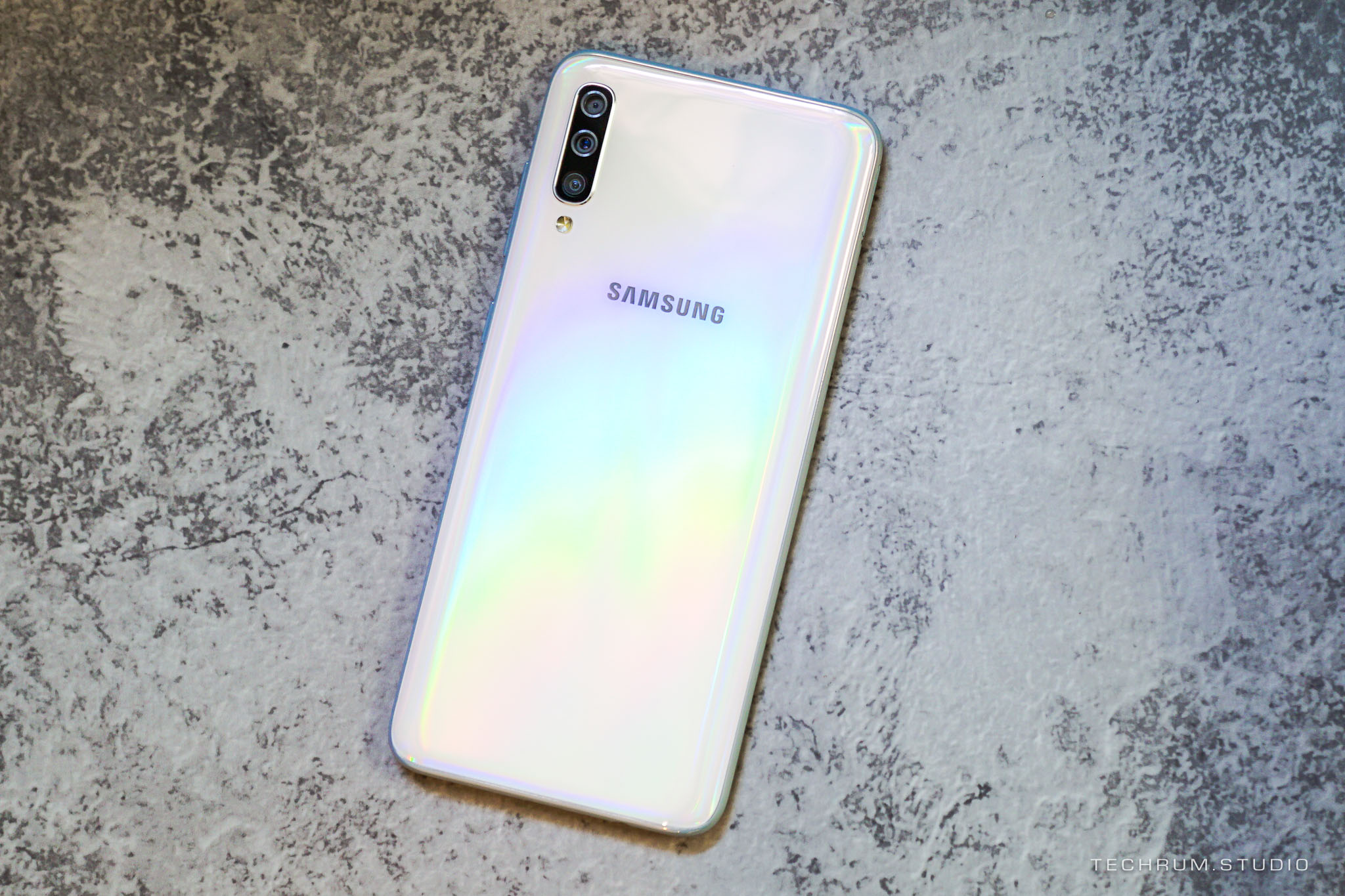 Samsung chính thức ra
mắt Galaxy A70 với màn hình Infinity-U 6.7 inch, 3 camera
sau, giá 9,29 triệu