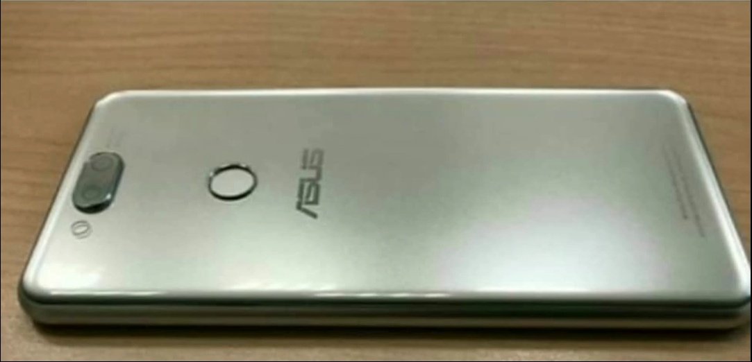 ZenFone 6 lộ ảnh thực tế: Thiết kế màn hình
trượt 2 chiều giống Nokia N95, mặt lưng khá xấu