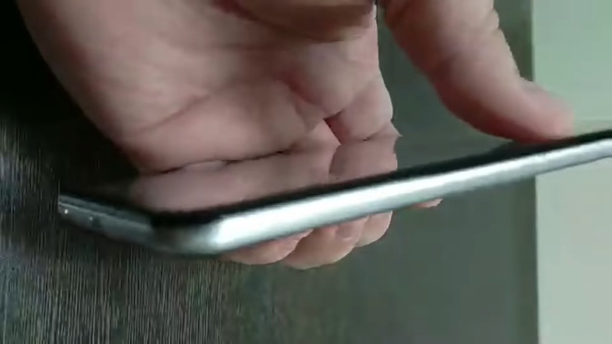 ZenFone 6 lộ ảnh thực tế: Thiết kế màn hình
trượt 2 chiều giống Nokia N95, mặt lưng khá xấu