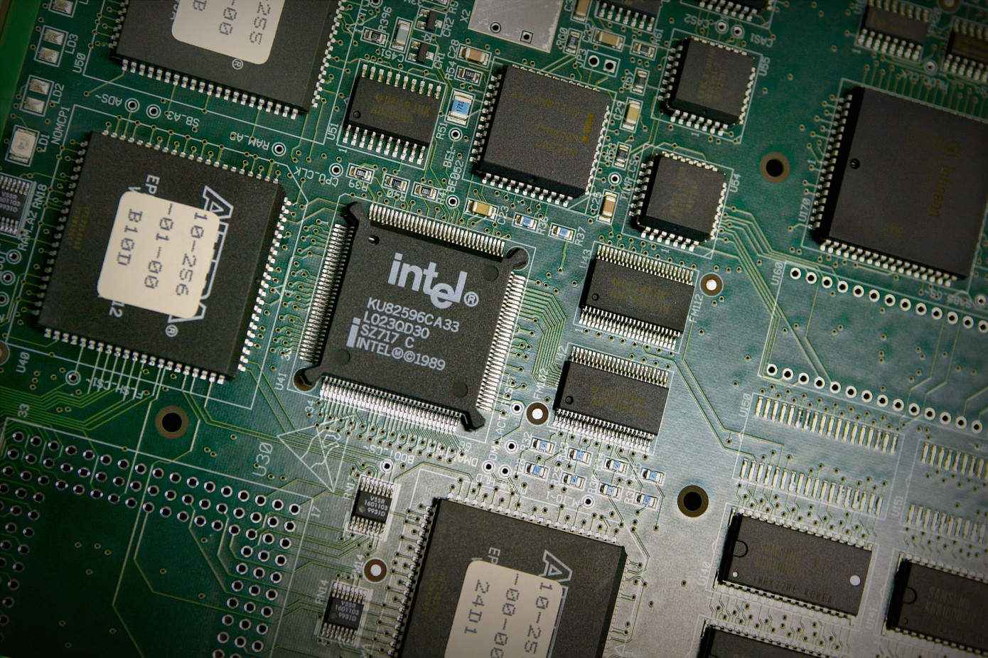 Phát hiện lỗ hổng
nguy hiểm mới trong CPU Intel, đe dọa đến gần như mọi PC và
cả đám mây