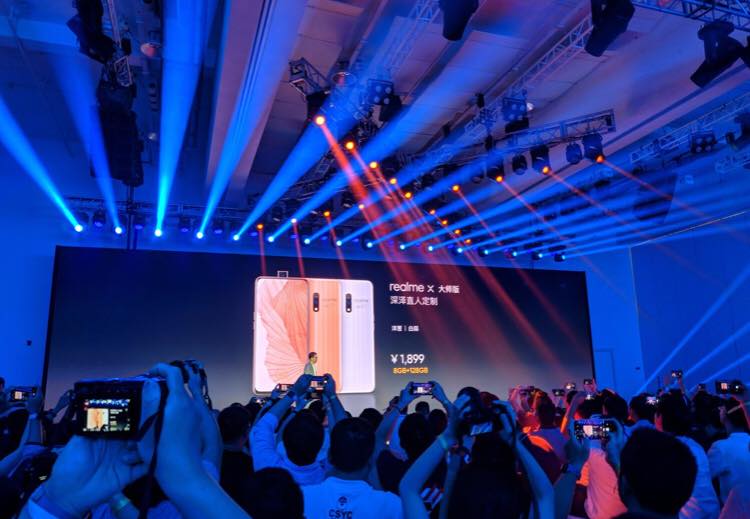 Realme X chính thức ra mắt: Chip Snapdragon 710,
vân tay trong màn hình, camera thò thụt, giá từ 3.9 triệu