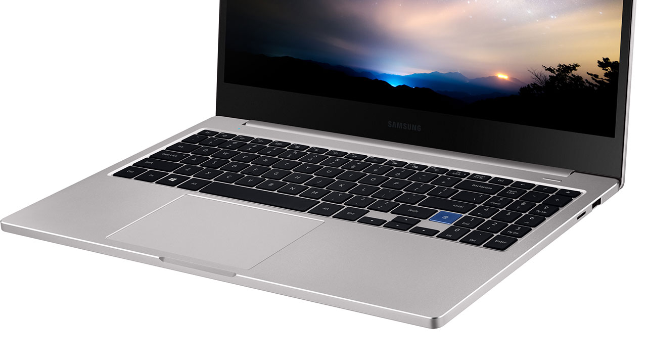 Samsung ra mắt
Notebook 7 (2019), thiết kế giống y hệt MacBook Pro của
Apple, giá bán từ 1.000 USD