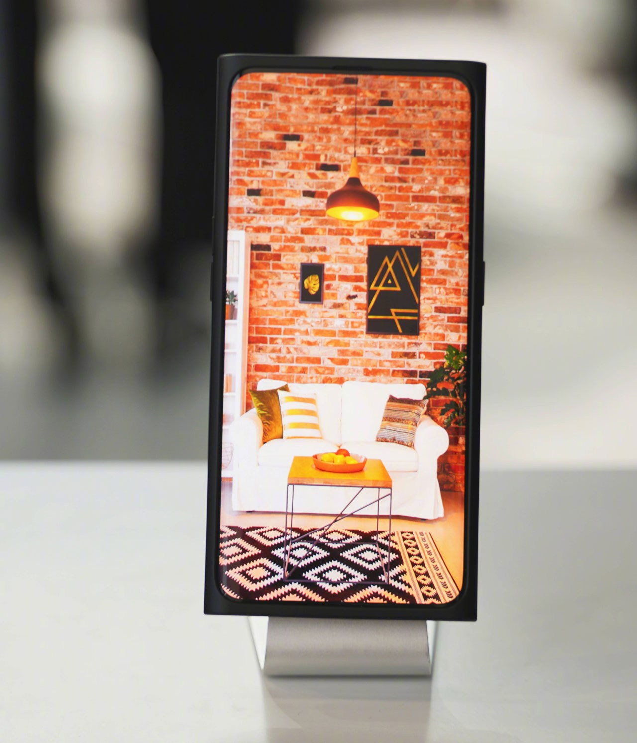 OPPO chính thức trình làng smartphone sử dụng
công nghệ camera selfie ẩn hiện dưới màn hình
