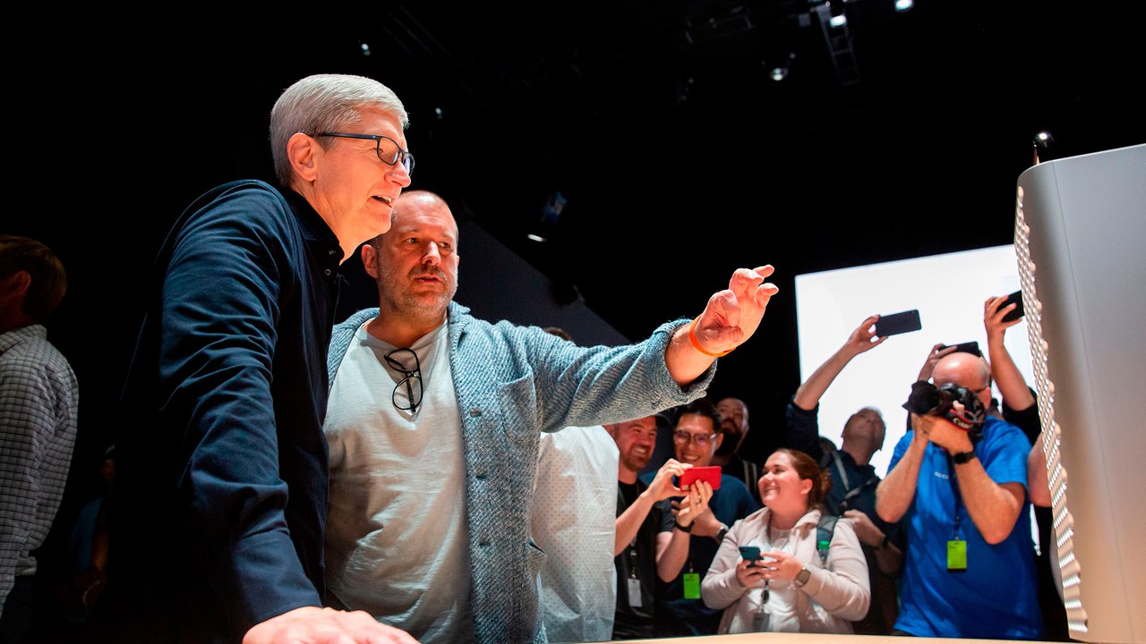 Jony Ive rời Apple vì
mâu thuẫn chiến lược với CEO Tim Cook?