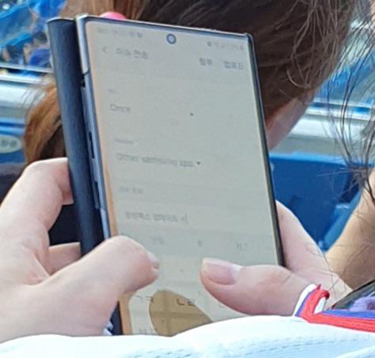 Galaxy Note 10 và
Galaxy Watch Active 2 xuất hiện trên tay người dùng tại sân
vận động Hàn Quốc