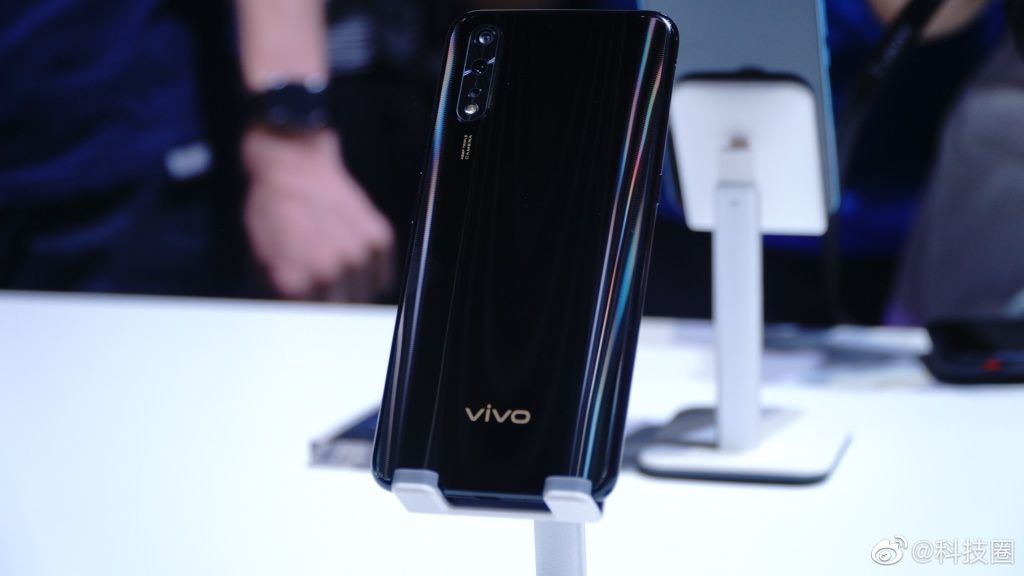Vivo Z5 chính thức ra mắt
với Snapdragon 712, màn hình giọt nước 6.39 inch, 3 camera
chính, giá từ 5.3 triệu đồng