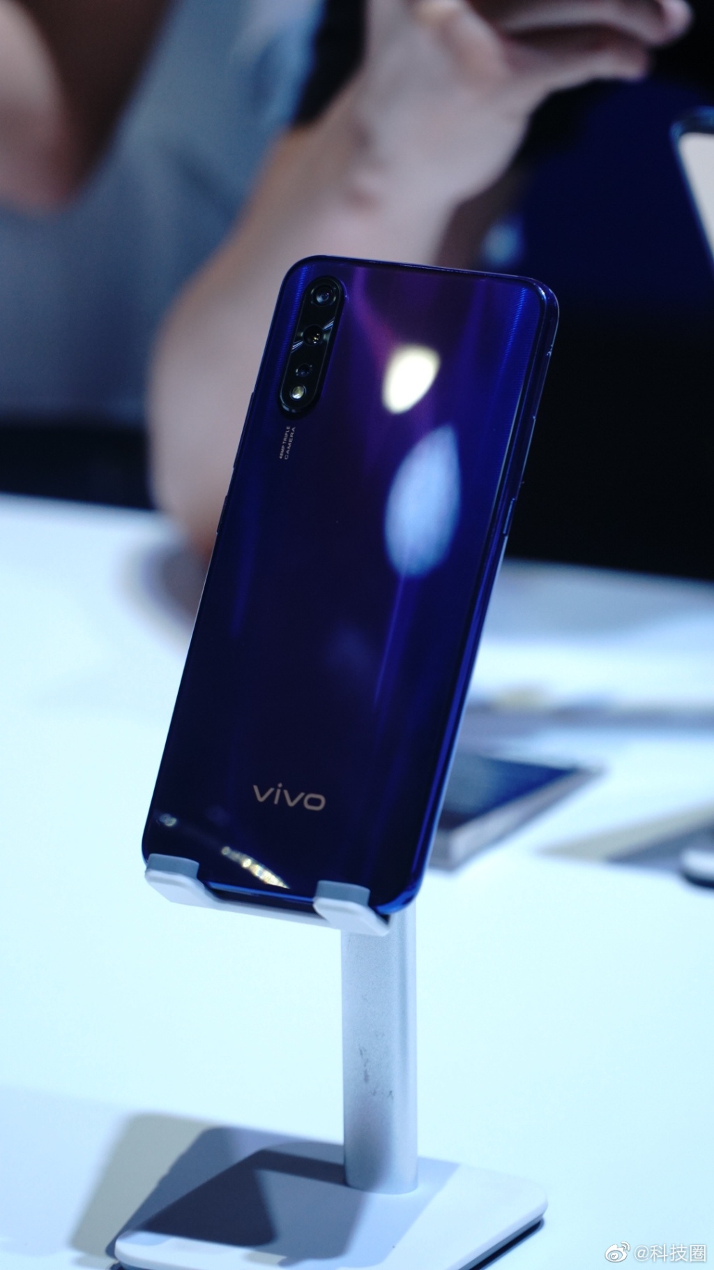 Vivo Z5 chính thức ra mắt với Snapdragon 712,
màn hình giọt nước 6.39 inch, 3 camera chính, giá từ 5.3
triệu đồng