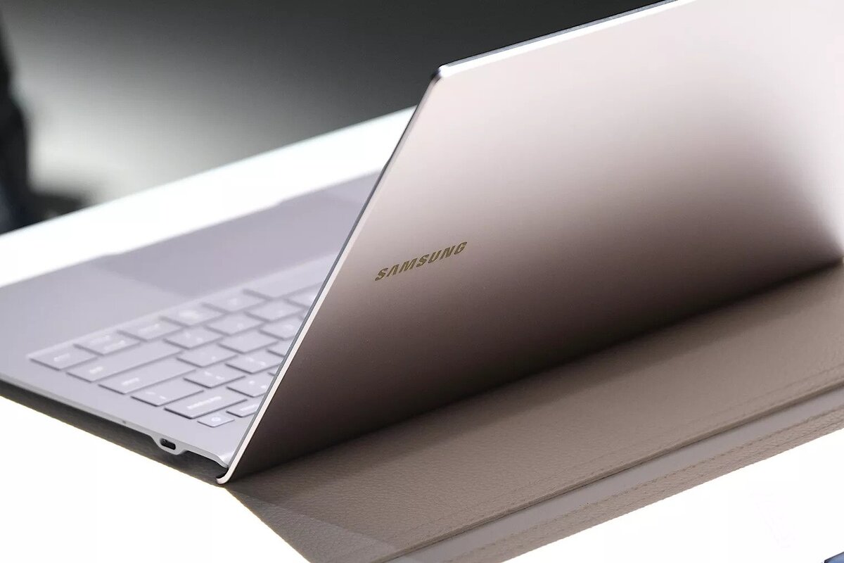 Samsung giới thiệu
Galaxy Book S: laptop chạy Windows 10 dùng chip Qualcomm
Snapdragon 8cx, pin 23 tiếng, nặng chưa tới 1kg