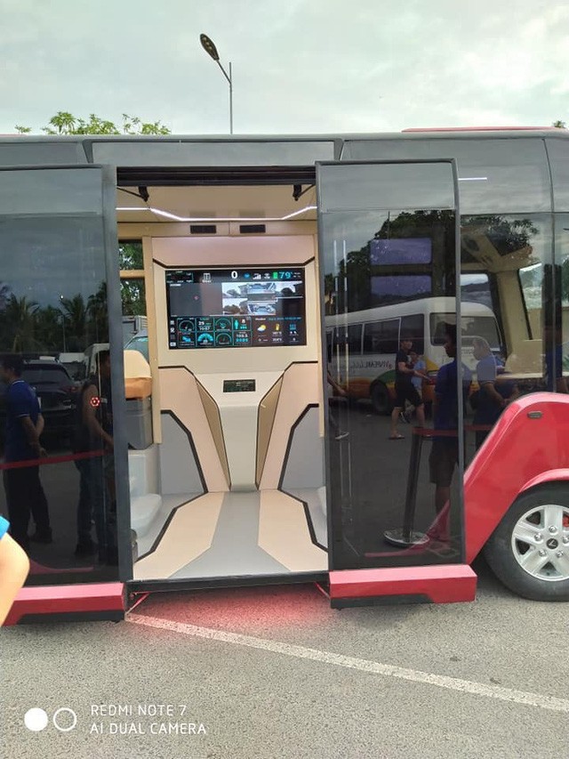 Xe buýt VinFast lộ
diện hoàn toàn với ngoại thất toàn kính và nội thất hiện đại
như phim viễn tưởng