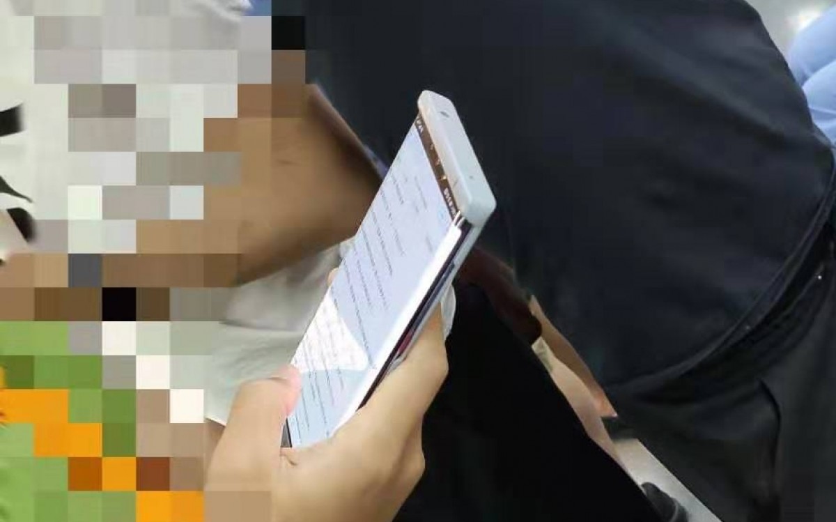 Huawei Mate 30 Pro lộ
hình ảnh thực tế, với màn hình cong ôm sát mặt sau của máy