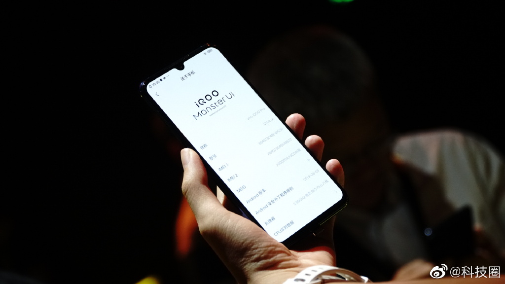 Vivo iQOO Pro và iQOO Pro 5G ra mắt: Snapdragon
855+, sạc nhanh 45W, giá từ 10.4 triệu
