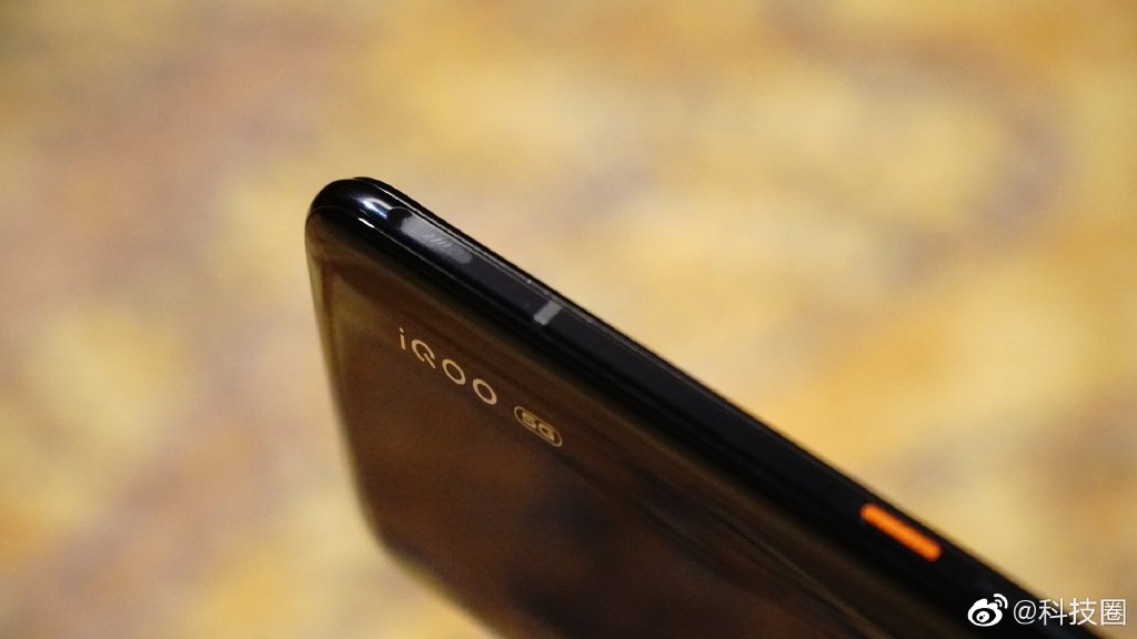 Vivo iQOO Pro và iQOO Pro 5G ra mắt: Snapdragon
855+, sạc nhanh 45W, giá từ 10.4 triệu