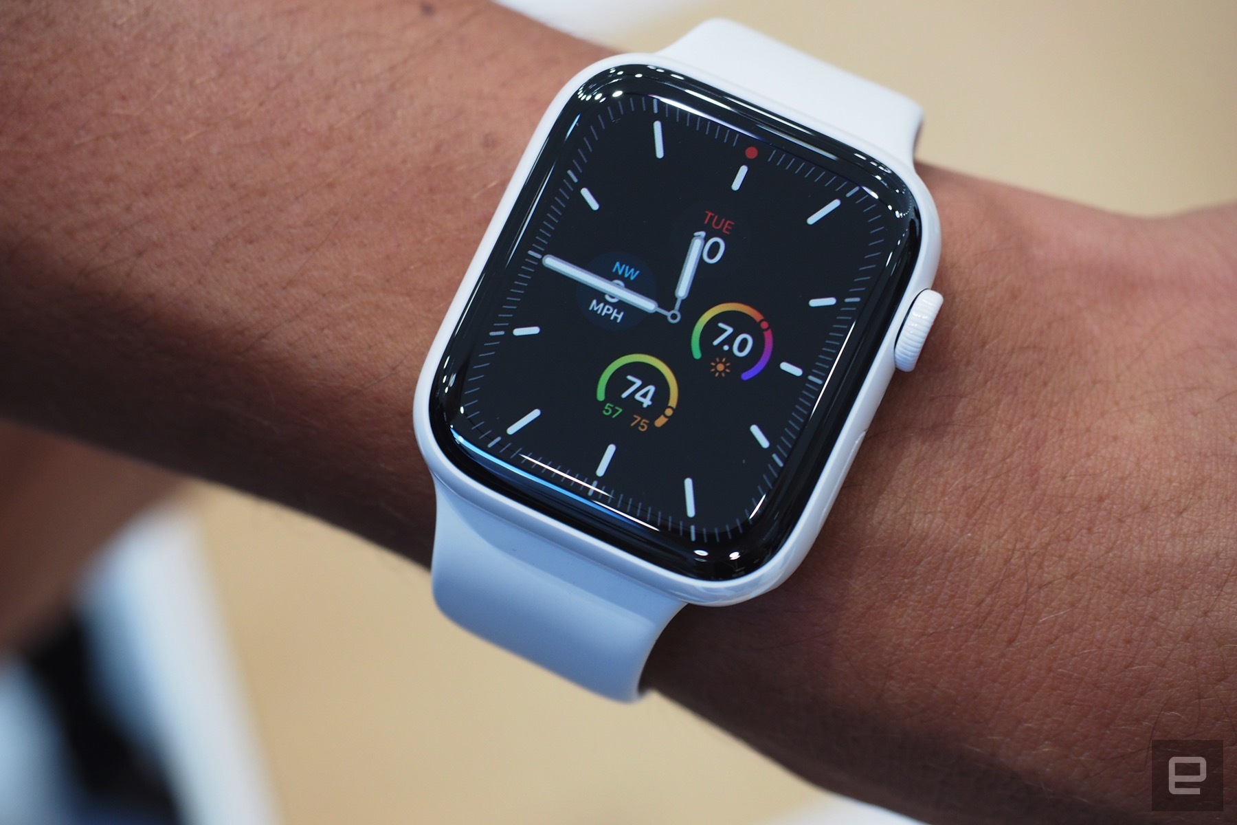 Cận cảnh Apple Watch Series 5: Thiết kế tương tự
Apple Watch Series 4, thay đổi vật liệu chế tác và bổ sung
Always on Display