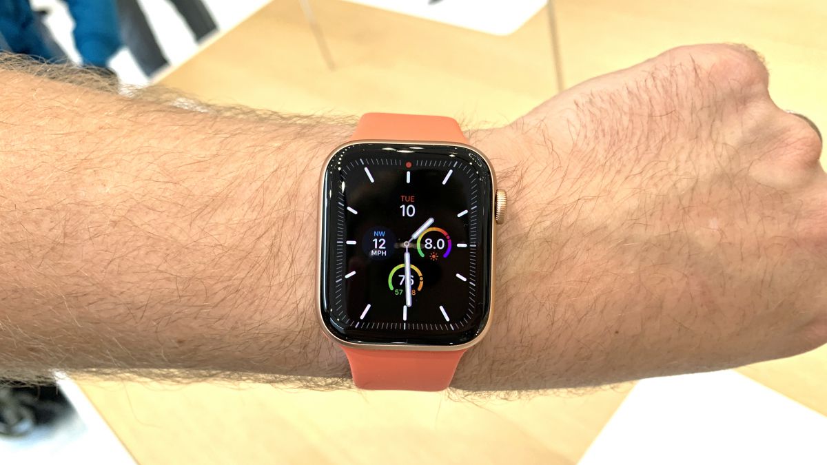 Cận cảnh Apple Watch
Series 5: Thiết kế tương tự Apple Watch Series 4, thay đổi
vật liệu chế tác và bổ sung Always on Display