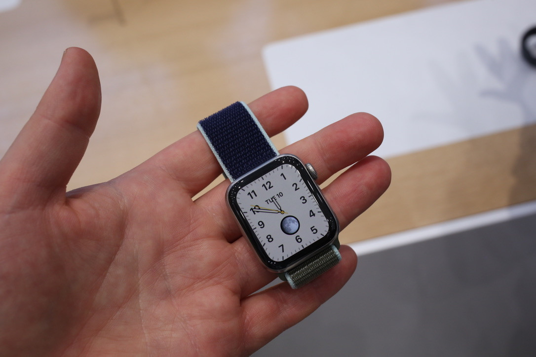Cận cảnh Apple Watch Series 5: Thiết kế tương tự Apple
Watch Series 4, thay đổi vật liệu chế tác và bổ sung Always
on Display