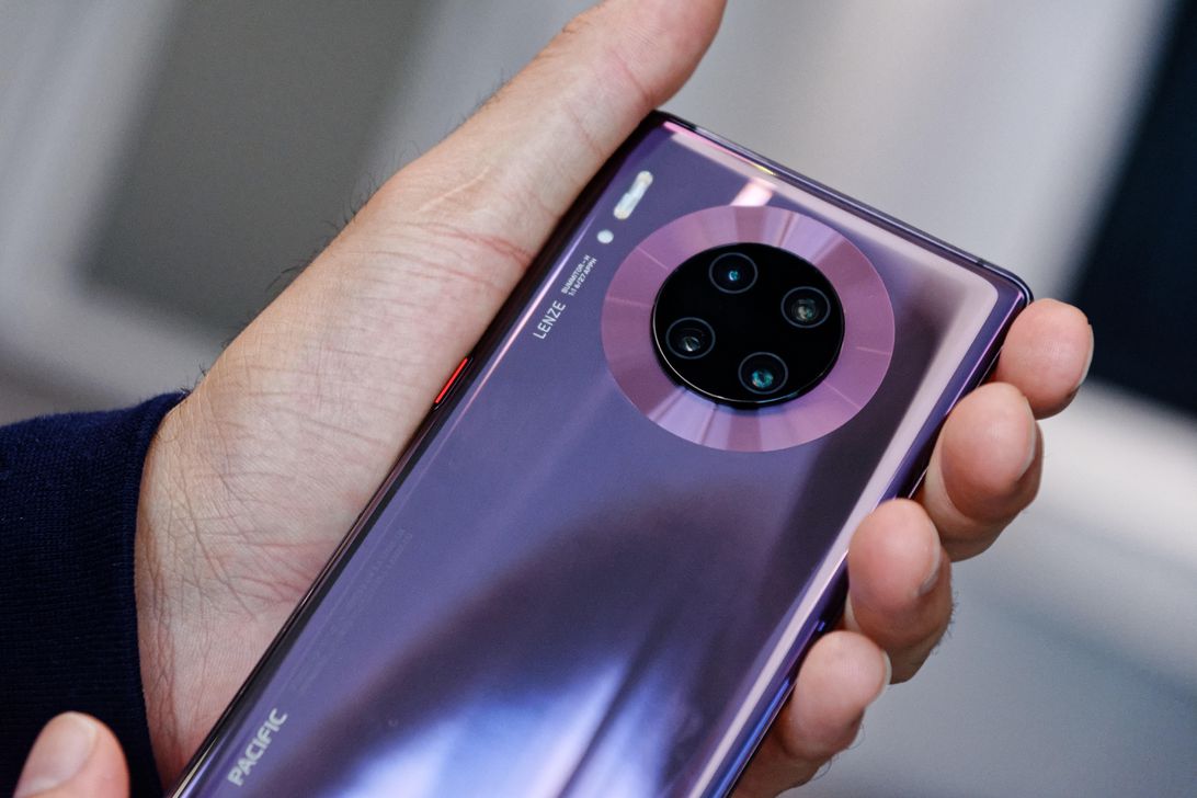 Cận cảnh Huawei Mate
30 Pro vừa mới ra mắt: Thiết kế cụm 4 camera hình tròn, màn
hình cong 2 cạnh và không đi kèm Google app