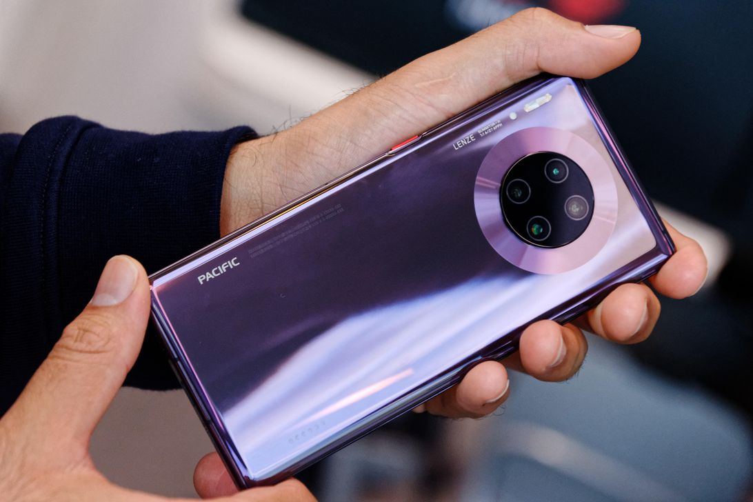 Cận cảnh Huawei Mate
30 Pro vừa mới ra mắt: Thiết kế cụm 4 camera hình tròn, màn
hình cong 2 cạnh và không đi kèm Google app